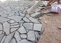 Мощение дворов плиткой и натуральным камнем